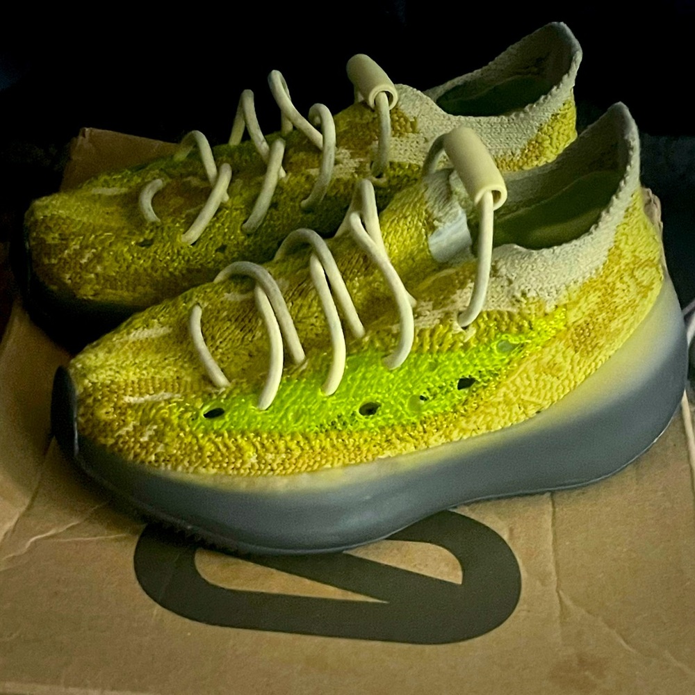 Yezzy wore few times like new ..6k toddler